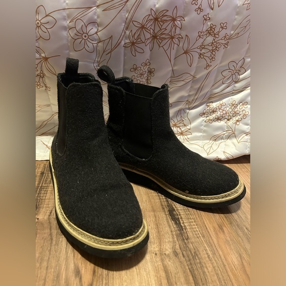 Universal Thread - Charcoal Gray Flannel Pull On Boots - Size 7.5 - Picture 1 of 6